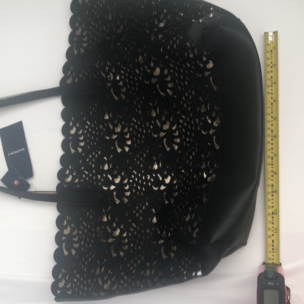 NWT Chaps Alivia laser cut reversible over the shoulder bag black & gold light - Picture 3 of 8
